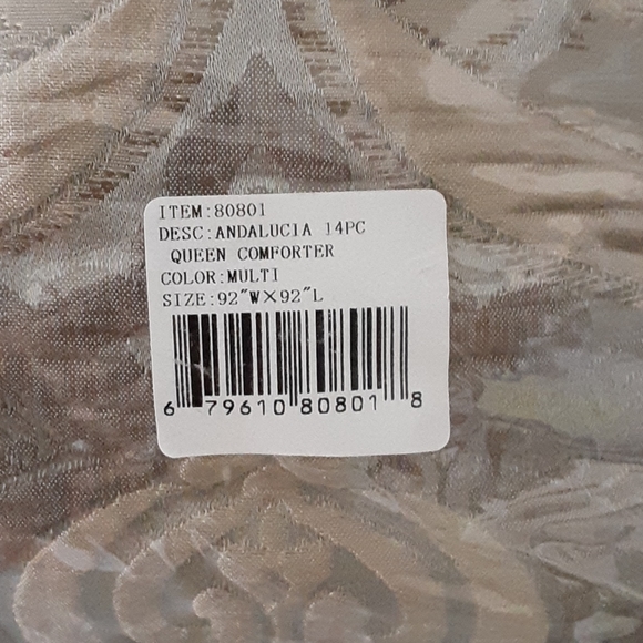 Hallmart collectibles 14 pc comforter set - Picture 3 of 3